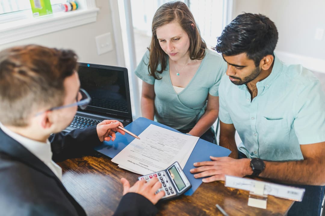 Twee huurders die een contract ondertekenen.