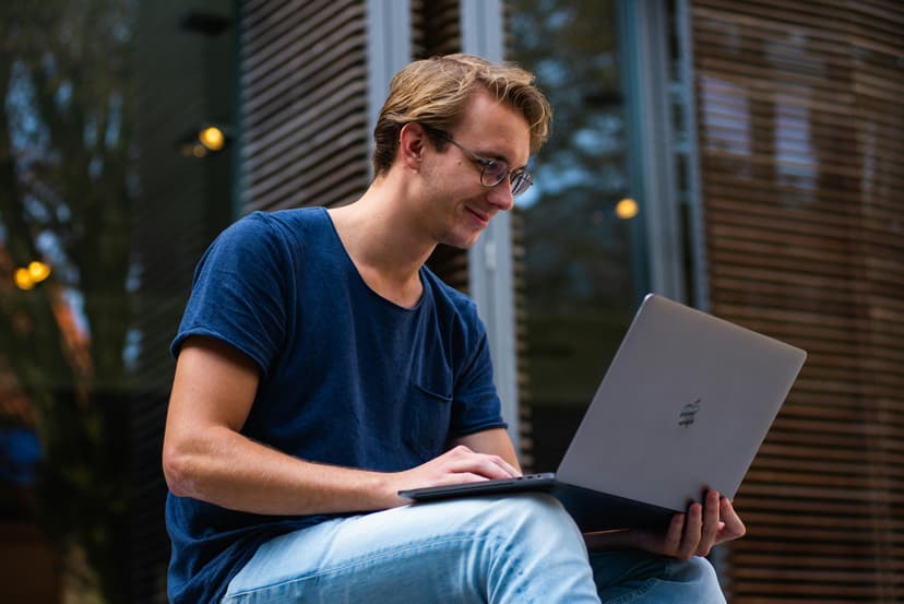 Een woningeigenaar die werkt op via laptop.