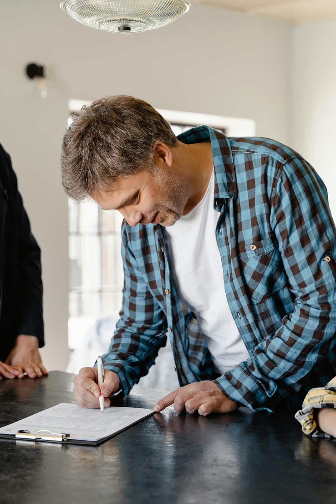 Een huurder die een contract ondertekent.